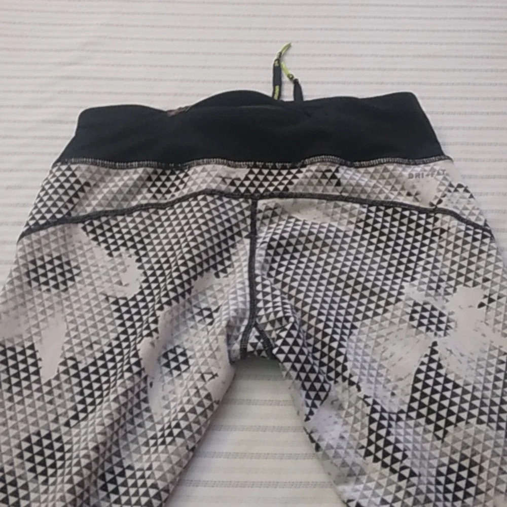 NIKE DRI-FIT NIKE RUNNING WOMENS ATHLETIC CAPRI LEGGINGS - Picture 13 of 17